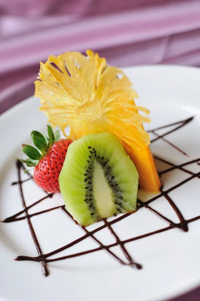 Kivi, mango ve çilek beyaz.