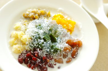 Tayland tatlısı Tay gıda karışık, Hindistan cevizi sütü ve jöle. Bubur Cha Cha, bobochacha, momochacha.