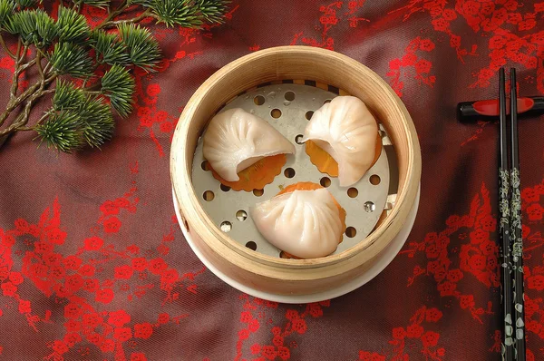 yumcha. dim sum bambu vapur ile Çin topuz, pao, bao zi, buharda pişmiş hamur tatlısı, shumai'de Çin restoranı tabloda içinde. Çin mutfağı. Bambu çekimi ile haşlanmış karides hamur tatlısı