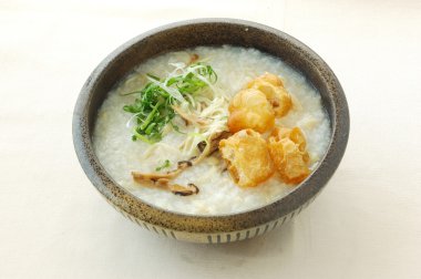 Domuz eti ve korunmuş yumurta ile pirinç çorbası