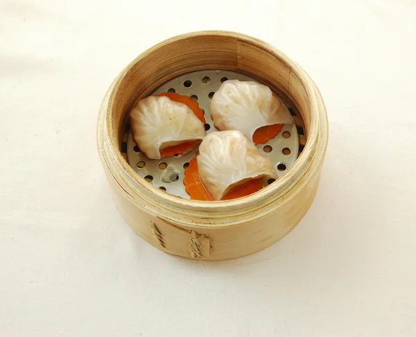Boulette de crevettes cuites à la vapeur avec tige de bambou — Photo