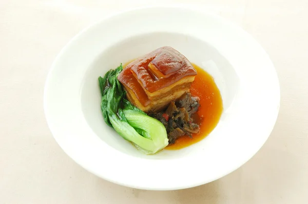 Porc cuit (viande de ventre) avec sauce brune — Photo