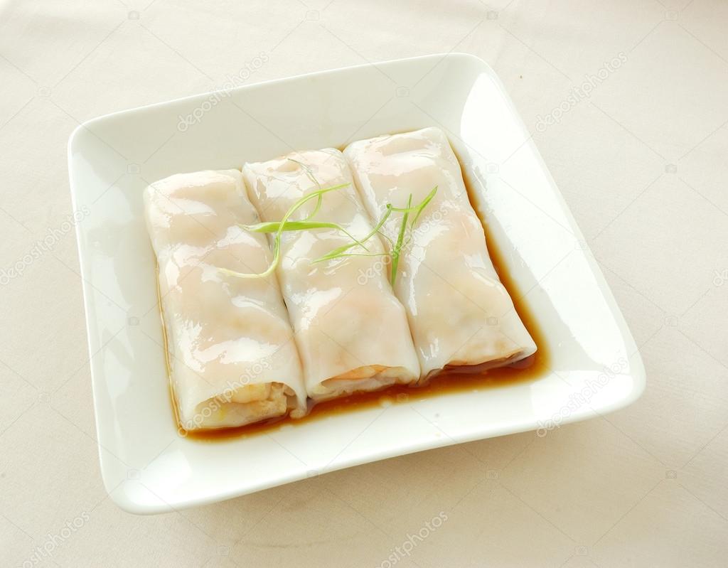Steamed rice roll with shrimp
