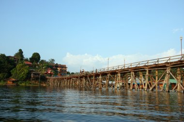 Sunset bulvarında ahşap köprü (Mon Köprüsü) Sangkhlaburi bölgesinde, Kanchanaburi, Tayland
