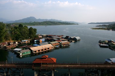 Sunset bulvarında ahşap köprü (Mon Köprüsü) Sangkhlaburi bölgesinde, Kanchanaburi, Tayland
