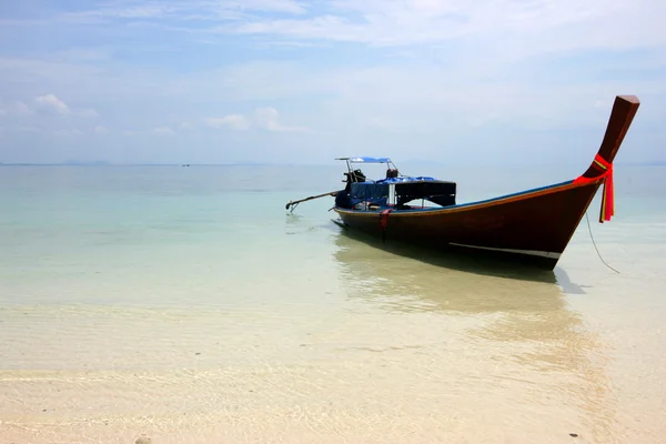 Длиннохвостая лодка на пляже Паттайя (Bundhaya) Ко Липе (Koh Lipe Thailand) . — стоковое фото