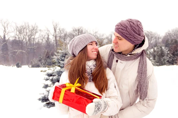 Romantic surprise. Men / boy gifts gift box for women / girl in — Stock Photo, Image