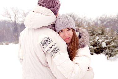 Sevimli kız sarılma adam kışın Park