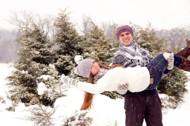 Parkta kış mutlu yetişkin çift