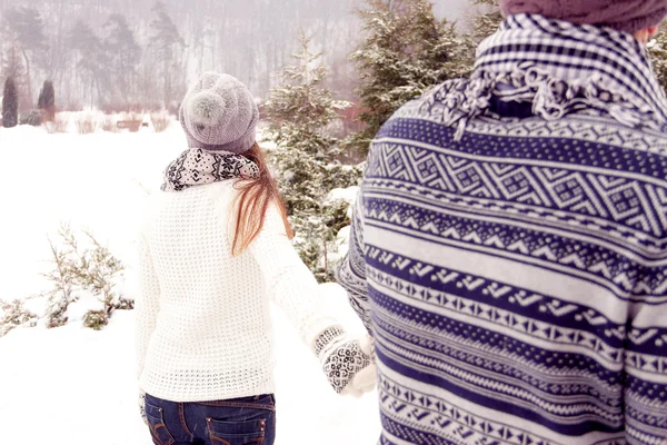 Couple heureux amoureux marchant dans le parc en hiver — Photo