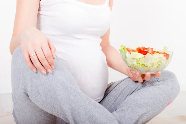 Jonge zwangere vrouw — Stockfoto