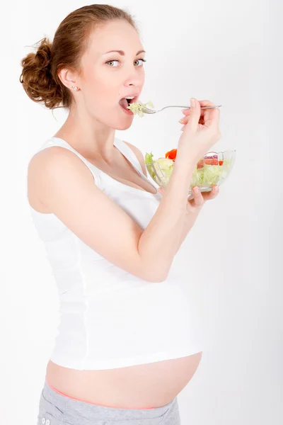 Young pregnant woman eating fresh salad — Stock Photo, Image