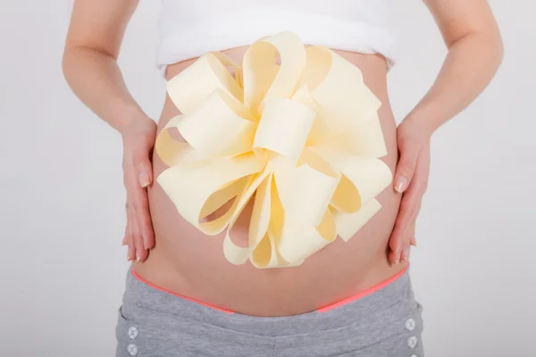 Jonge zwangere vrouw / tiener met gave buigen — Stockfoto