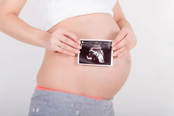 Lichaam van zwangere jongedame / tiener — Stockfoto