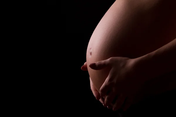 Vientre de mujeres embarazadas jóvenes — Foto de Stock