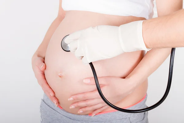 Giovane donna incinta caucasica / visita medica — Foto Stock