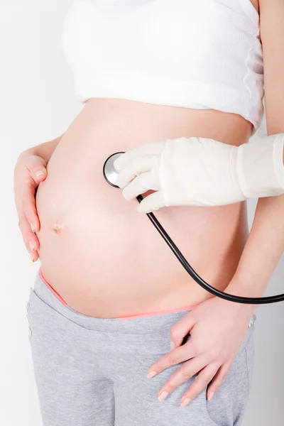 Mujer embarazada joven caucásica / chequeo médico — Foto de Stock