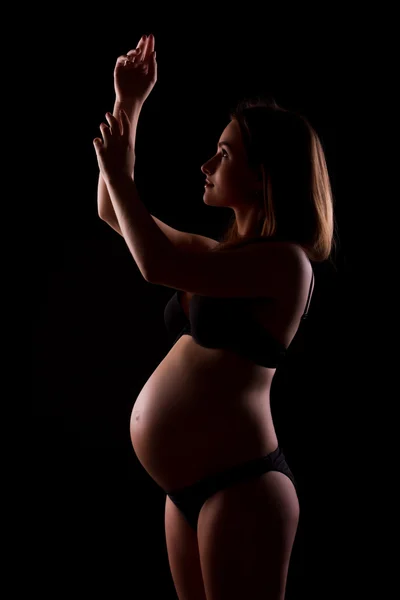 Giovane donna incinta in biancheria intima nera — Foto Stock