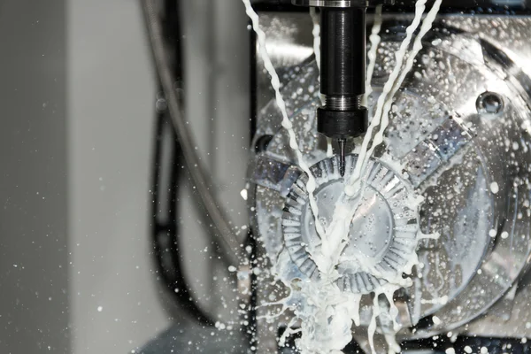 Freze Cnc makine üzerinde metal detay süreci — Stok fotoğraf