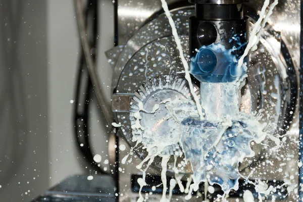 Processo di fresatura del dettaglio metallico sulla macchina CNC — Foto Stock