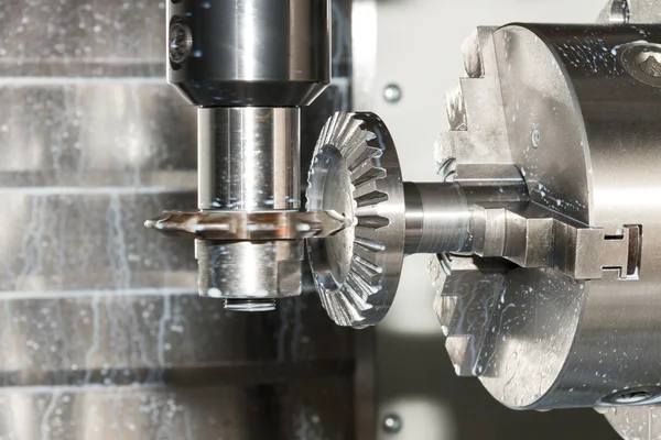 Frezen proces van metalen detail op Cnc machine — Stockfoto