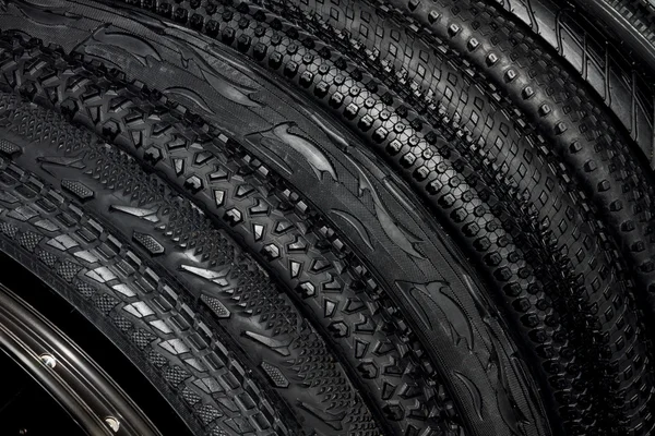 Siyah lastik geçirilmiş açık off-road siklin için dağ bisikleti