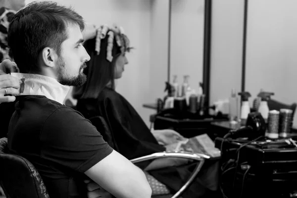 Man in de salon — Stockfoto