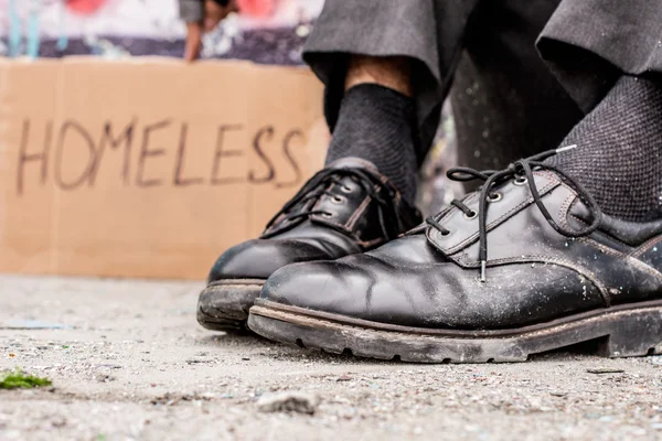 Conceptual tiro de hombre pobre zapatos sucios — Foto de Stock