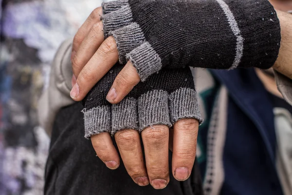 Hombre sin hogar manos — Foto de Stock