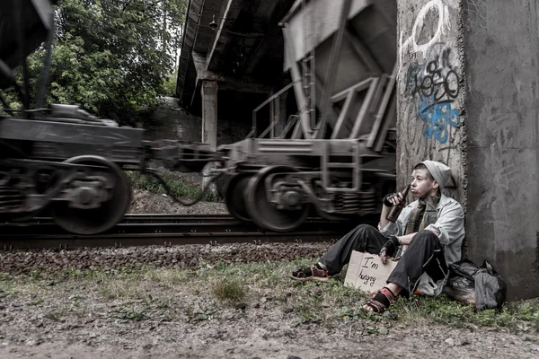 Mujer sin hogar cerca de la vía férrea — Foto de Stock