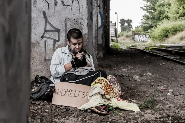 Pobre mujer sin hogar — Foto de Stock