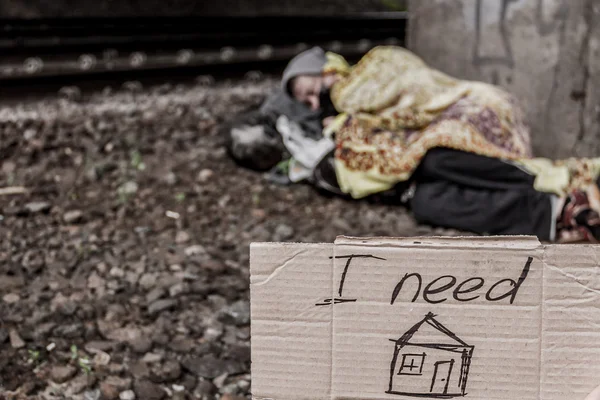 Pořizování makrosnímků znamení "Potřebuji domů" — Stock fotografie