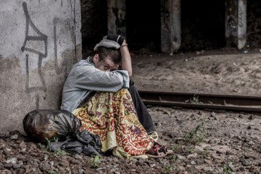 Köprünün altında yaşıyor