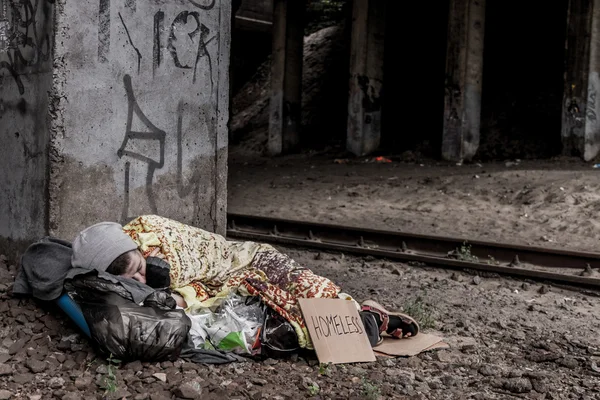 Mujer sin hogar durmiendo — Foto de Stock