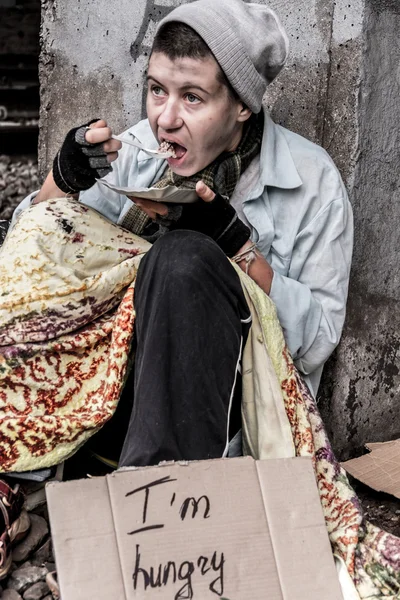 Sem-abrigo a comer — Fotografia de Stock