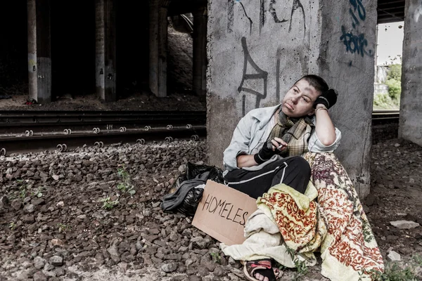 Mujer sin hogar fumando — Foto de Stock