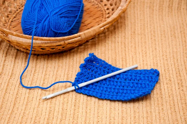 Agulha de tricô e bola de fio azul — Fotografia de Stock