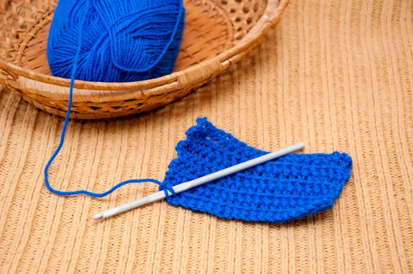 Stricknadel und blauer Faden — Stockfoto