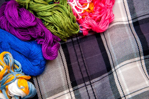 Красочные нити для вязания — стоковое фото
