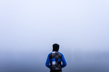 Yalnız üzgün erkek