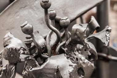 Parlak metal çiçek