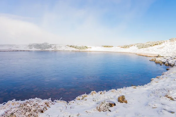 Lago de montanha alta no inverno — Fotografia de Stock