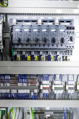 Mikrodenetleyiciler pnömatik pistonlar için