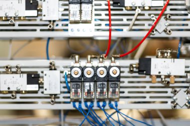 Mikrodenetleyiciler pnömatik pistonlar için
