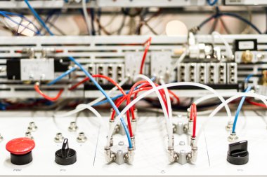 Mikrodenetleyiciler pnömatik pistonlar için