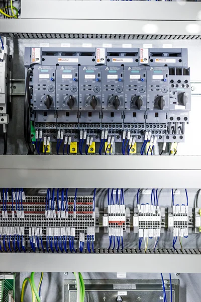 Mikrodenetleyiciler pnömatik pistonlar için