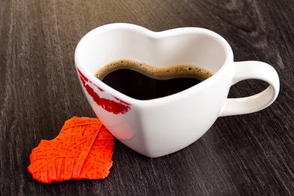 Tasse à café "Je t'aime" avec coeur en papier — Photo