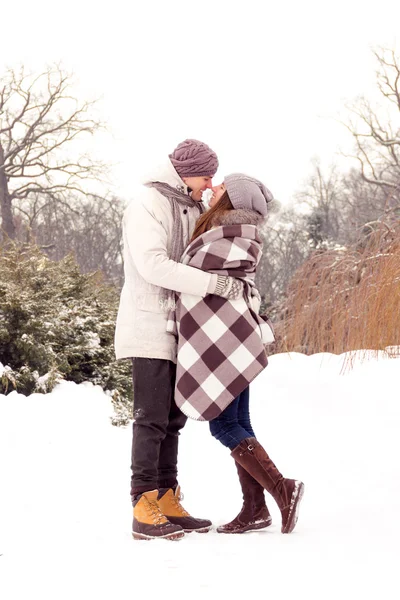 Счастливая пара влюблённая в парке зимой — стоковое фото
