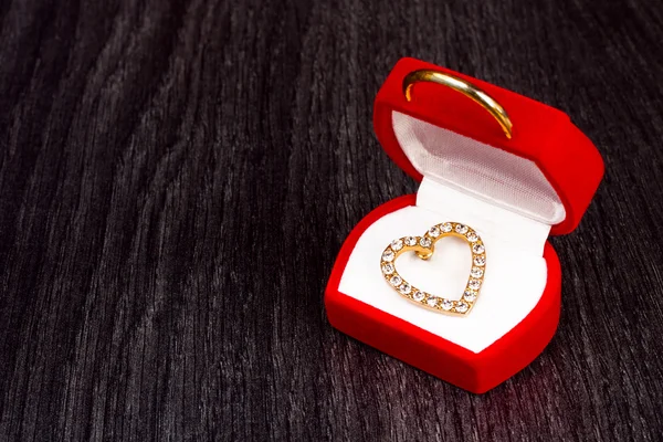 Broche de joyería en forma de corazón para el día de San Valentín en ba de madera — Foto de Stock