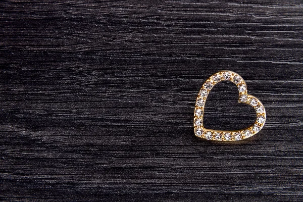 Broche de joyería en forma de corazón para el día de San Valentín en ba de madera — Foto de Stock